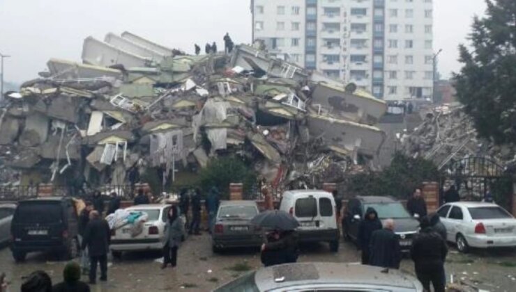 Depremde 96 kişinin öldüğü binanın görevlisi: Asansörün altından su çıkardı