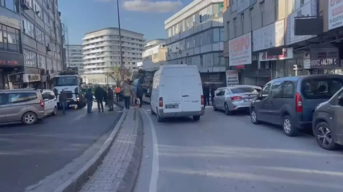 Güngören’de yol çöktü: 2 kamyon çukura düştü