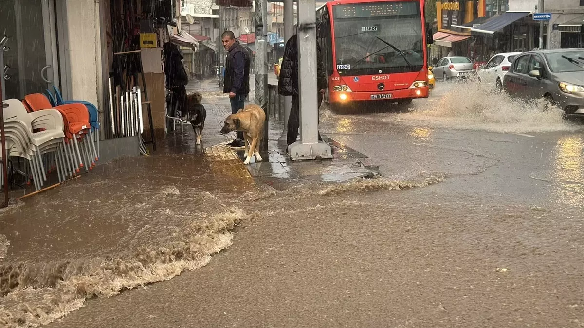 İzmir’de Sağanak, İş Yerlerini Bastı