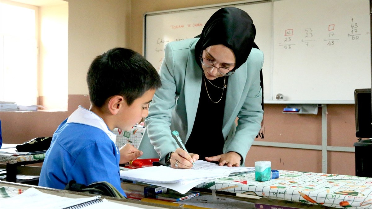 Kars’ta Fatmanur Öğretmen Türkiye-Ermenistan sınırındaki köyde eğitim veriyor