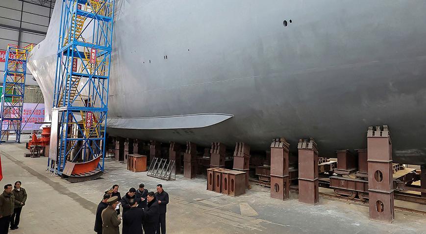 Kuzey Kore’den dünyayı tedirgin eden nükleer denizaltı hamlesi! Kim Jong-un başında böyle poz verdi